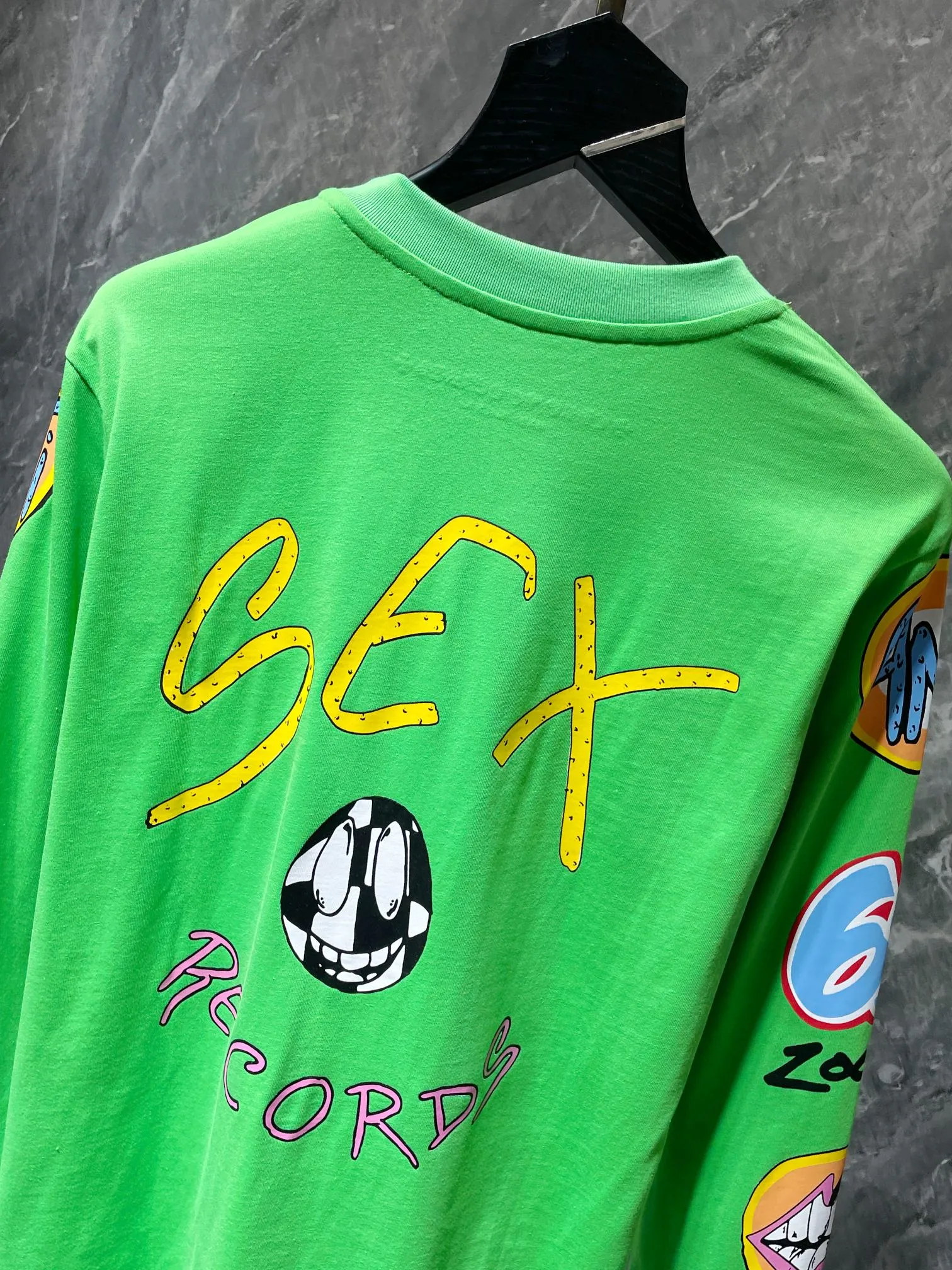P160 Chrome Hearts 🍁Long T series🍁 High gram weight, environmentally friendly and high-quality top-quality fabric 260g Chrome Hearts Sex Records graffiti limited long sleeves Imported environmentally friendly glue printing and dyeing Reproduction version 1:1 Recommended color: Customized version of graffiti green Size: S, M, L, XL